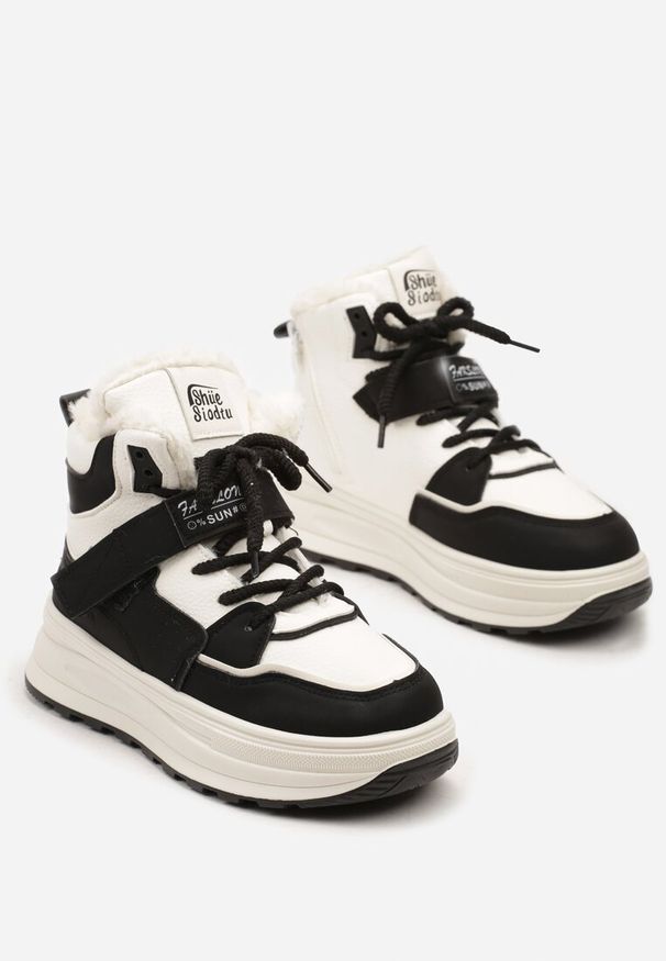 Born2be - Beżowo-Czarne Sneakersy Ocieplane na Płaskiej Podeszwie z Wysoką Cholewką Rialithra. Okazja: na co dzień, na spacer. Nosek buta: okrągły. Zapięcie: rzepy, zamek. Kolor: beżowy. Szerokość cholewki: normalna. Wzór: aplikacja. Wysokość cholewki: przed kolano. Materiał: jeans, futro. Sezon: zima. Obcas: na płaskiej podeszwie. Wysokość obcasa: niski. Sport: turystyka piesza