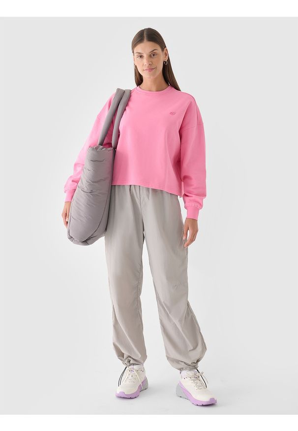 4f - 4F Bluza dresowa nierozpinana bez kaptura damska - różowa XS. Okazja: na co dzień. Typ kołnierza: bez kaptura. Kolor: różowy. Materiał: dresówka. Wzór: gładki, ze splotem. Styl: sportowy, klasyczny, casual
