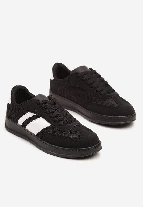 Renee - Czarne Sneakersy Tenisówki Ozdobione Paskami Amodira. Okazja: na co dzień. Zapięcie: pasek. Kolor: czarny. Materiał: jeans. Wzór: aplikacja