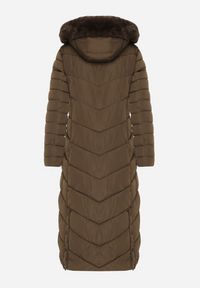 Born2be - Ciemnozielona Długa Kurtka Zimowa z Pikowaniem Paskiem i Kapturem z Futrem Retilma. Kolor: zielony. Materiał: futro. Długość: długie. Sezon: zima. Styl: elegancki #3