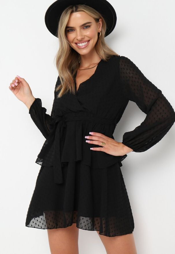 Born2be - Czarna Sukienka Sharpblaze. Kolor: czarny. Materiał: tkanina, materiał. Długość rękawa: długi rękaw. Typ sukienki: kopertowe. Długość: mini