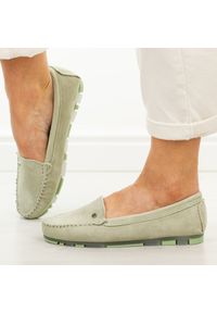 Zielone skórzane mokasyny damskie Filippo Dp2037/26. Okazja: na co dzień, na spacer. Nosek buta: okrągły. Kolor: beżowy. Materiał: skóra, zamsz. Sezon: wiosna, lato. Obcas: na obcasie. Styl: casual, klasyczny, elegancki #1