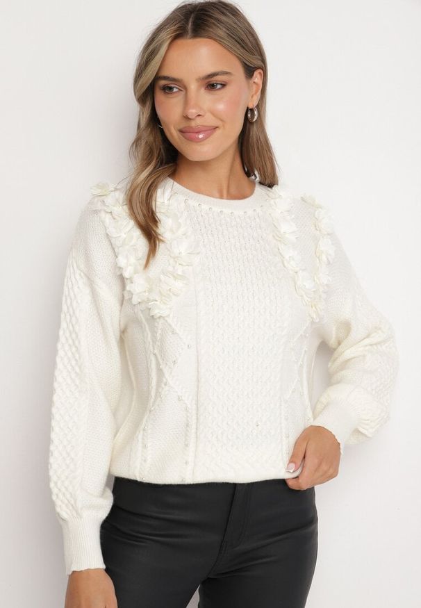 Born2be - Biały Sweter o Prostym Kroju Zdobiony Aplikacją w Kształcie Kwiatów z Perełkami Leavirae. Okazja: na co dzień. Kolor: biały. Materiał: jeans. Wzór: aplikacja, kwiaty. Styl: klasyczny, elegancki, casual