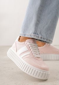 Renee - Różowe Sneakersy na Tłoczonej Platformie Ozdobione Dwoma Paskami Hesaia. Okazja: na co dzień. Zapięcie: pasek. Kolor: różowy. Materiał: jeans. Wzór: aplikacja. Obcas: na platformie #8