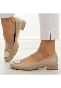 Beżowe czółenka damskie M.Daszyński Sa268-8. Okazja: na co dzień, na spotkanie biznesowe, do pracy. Kolor: beżowy. Szerokość cholewki: normalna. Wzór: aplikacja. Materiał: skóra. Sezon: wiosna, jesień, lato. Obcas: na obcasie. Styl: casual, biznesowy, elegancki, klasyczny. Wysokość obcasa: niski #1