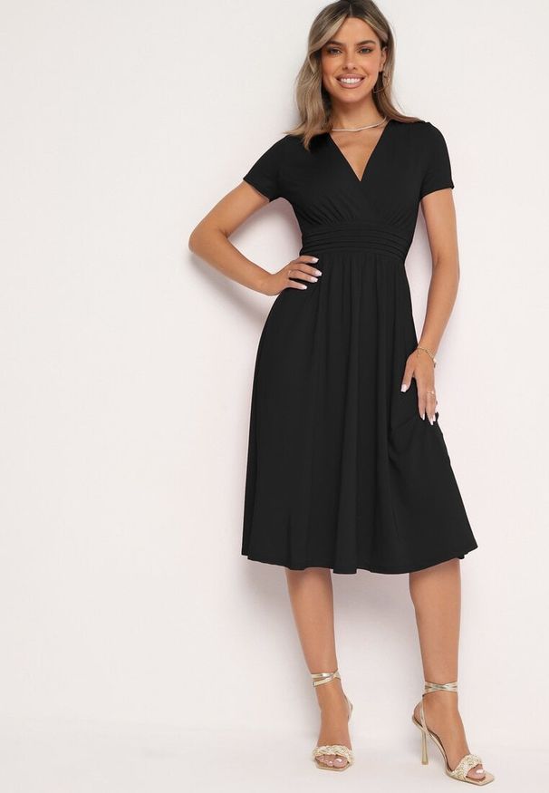 Born2be - Czarna Taliowana Sukienka z Dekoltem na Zakładkę Quimadea. Okazja: na spotkanie biznesowe. Kolor: czarny. Materiał: materiał. Wzór: aplikacja. Styl: biznesowy, elegancki