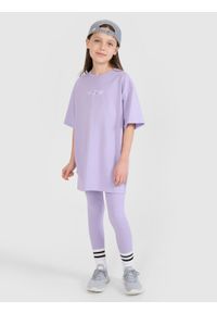 4f - T-shirt oversize z nadrukiem dziewczęcy - różowy. Okazja: na co dzień. Kolor: fioletowy. Materiał: bawełna, jersey, materiał. Długość rękawa: krótki rękaw. Długość: krótkie. Wzór: nadruk. Styl: sportowy, casual, elegancki, klasyczny