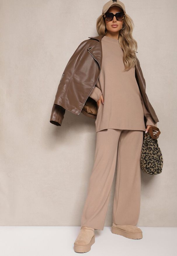 Renee - Ciemnobeżowy Komplet 2-częściowy z Dzianiny z Wiskozą Sweter z Półgolfem i Spodnie z Gumką Firiala. Kolor: beżowy. Materiał: dzianina, wiskoza