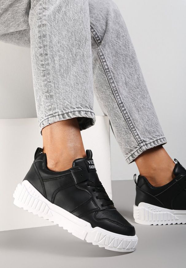 Renee - Czarne Sneakersy Phaeladia. Wysokość cholewki: przed kostkę. Nosek buta: okrągły. Zapięcie: sznurówki. Kolor: czarny. Szerokość cholewki: normalna. Wzór: napisy