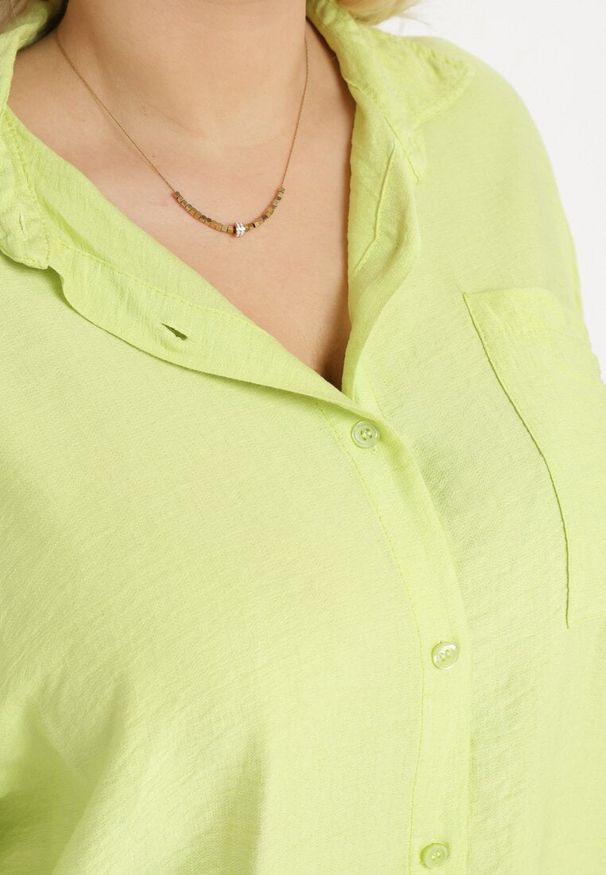 Born2be - Jasnozielona Koszula z Wiskozy z Rękawem Długości 3/4 Zapinana na Guziki Fieara. Okazja: na co dzień. Typ kołnierza: dekolt w serek. Kolekcja: plus size. Kolor: zielony. Materiał: wiskoza. Styl: casual, elegancki, klasyczny