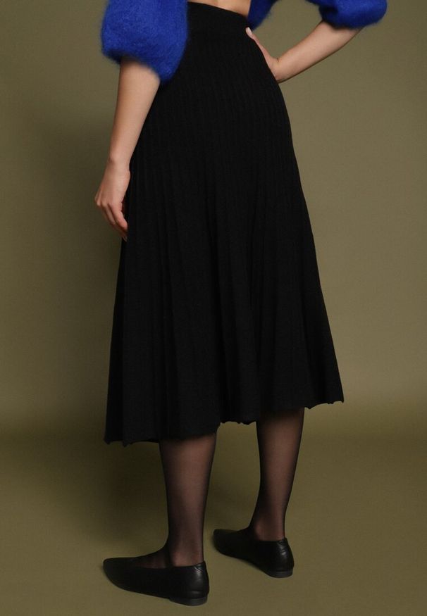 Born2be - Czarna Plisowana Spódnica z Dzianiny z Kaszmirem o Rozkloszowanym Kroju Grestive. Okazja: na co dzień. Stan: podwyższony. Kolor: czarny. Materiał: dzianina, kaszmir. Styl: casual