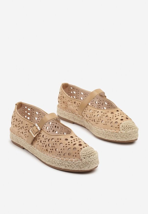 Renee - Brązowe Płaskie Espadryle z Plecionką i Ażurową Cholewką Aralithra. Okazja: na co dzień. Nosek buta: okrągły. Zapięcie: sprzączka. Kolor: beżowy. Szerokość cholewki: normalna. Wzór: ażurowy. Styl: street, elegancki, casual