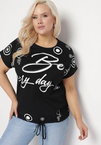 Born2be - Czarny Bawełniany T-shirt z Napisem Be Every Day i Ściągaczem na Dole Ableza. Okazja: na co dzień. Kolekcja: plus size. Kolor: czarny. Materiał: bawełna. Wzór: napisy. Styl: casual