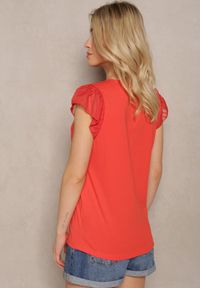 Renee - Czerwony Elegancki T-shirt z Bawełny z Przezroczystymi Wstawkami Biopara. Okazja: na co dzień, do pracy, na spotkanie biznesowe. Kolor: czerwony. Materiał: bawełna. Styl: elegancki