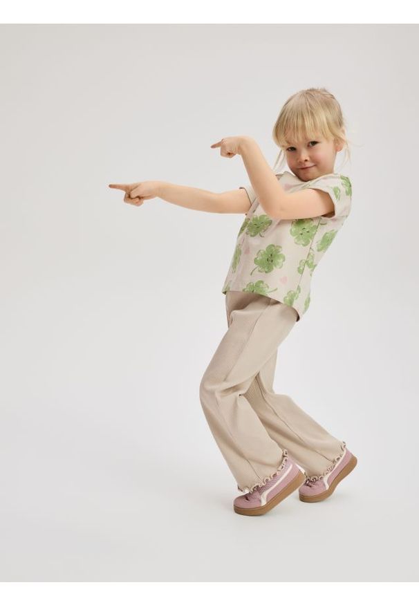 Reserved - Prążkowane spodnie - beżowy. Kolor: beżowy. Materiał: prążkowany