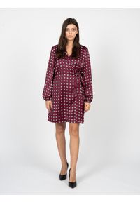 Liu Jo Sukienka | WF2100 T5958 | Kobieta | Różowy. Okazja: na randkę, na imprezę. Typ kołnierza: dekolt kopertowy. Kolor: różowy. Materiał: poliester. Długość rękawa: długi rękaw. Typ sukienki: dopasowane, kopertowe. Styl: elegancki. Długość: mini #1