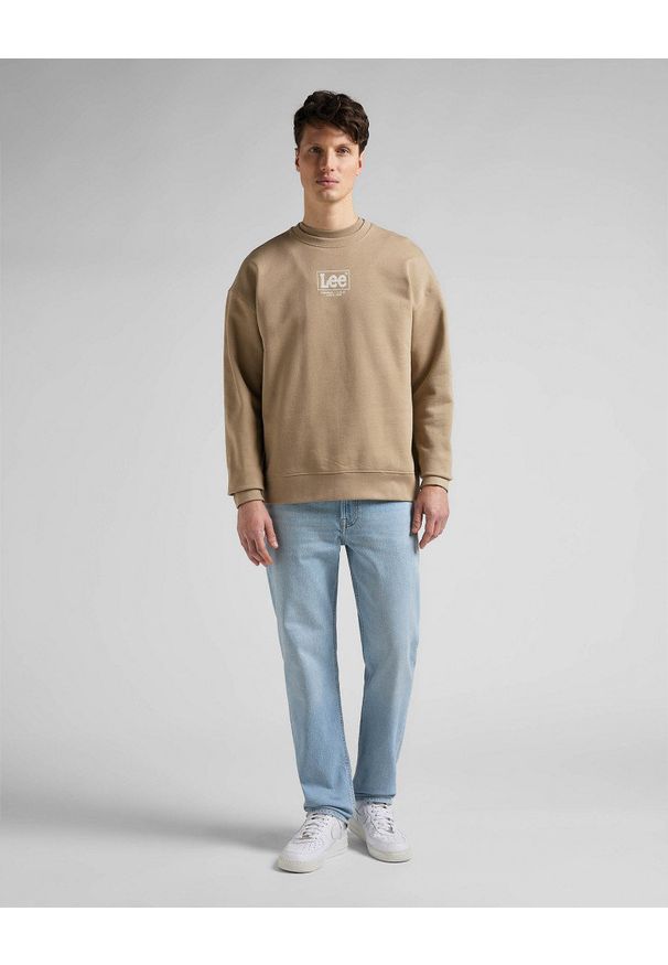 Lee - LEE LOGO LOOSE MĘSKA BLUZA KLASYCZNA NADRUK CREW CLAY L82ESP56 112145607. Wzór: nadruk. Styl: klasyczny