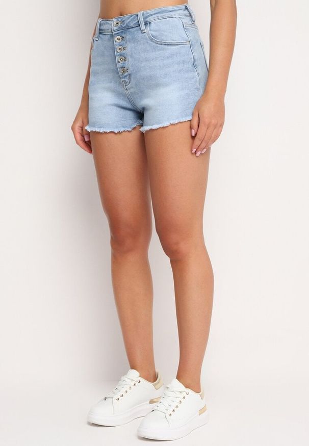 Born2be - Niebieskie Jeansowe Szorty z Wysokim Stanem i Ozdobnymi Guzikami Jeviana. Okazja: na co dzień. Stan: podwyższony. Kolor: niebieski. Materiał: jeans. Długość: krótkie. Sezon: lato. Styl: elegancki, casual