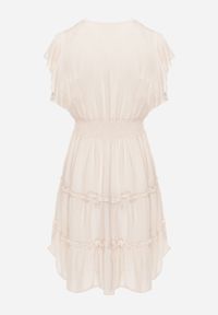 Renee - Beżowa Taliowana Sukienka Mini Ozdobiona Falbankami Salleni. Okazja: na co dzień. Typ kołnierza: kołnierz z falbankami. Kolor: beżowy. Materiał: wiskoza. Wzór: aplikacja. Styl: casual. Długość: mini #6