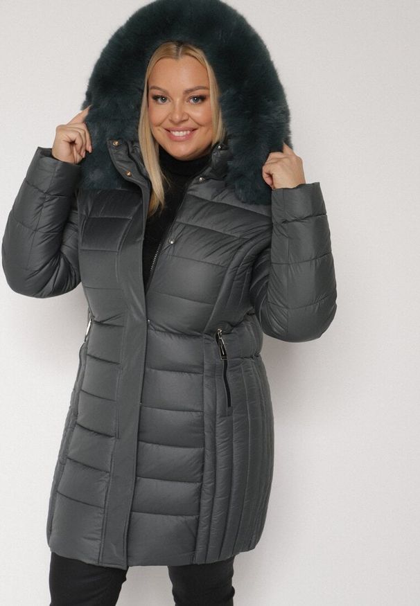 Born2be - Ciemnozielona Długa Kurtka Pikowana z Odpinanym Kapturem i Futerkiem Retelma. Okazja: na co dzień. Kolor: zielony. Materiał: futro. Długość: długie. Styl: casual