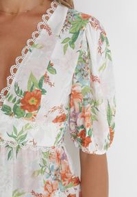 Born2be - Biała Rozkloszowana Sukienka Mini w Kwiaty z Koronką przy Dekolcie i Falbanką Daninia. Kolor: biały. Materiał: koronka. Długość rękawa: krótki rękaw. Wzór: koronka, kwiaty. Długość: mini #5