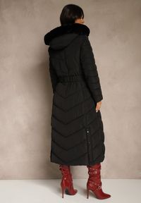 Renee - Czarna Zimowa Kurtka Pikowana o Długim Kroju z Paskiem i Kapturem z Futrem Retarda. Kolor: czarny. Materiał: futro. Długość: długie. Sezon: zima. Styl: street #3