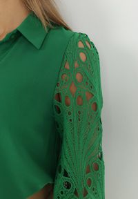 Born2be - Zielona Koszula z Koronkowymi Rękawami Laeneis. Typ kołnierza: kołnierzyk klasyczny. Kolor: zielony. Materiał: koronka. Wzór: ażurowy, koronka, gładki. Styl: klasyczny, elegancki #4