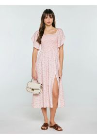 Big-Star - Sukienka damska midi z wiskozy z motywem kwiatowym różowa Bler 600. Typ kołnierza: dekolt w karo. Kolor: różowy. Materiał: wiskoza. Wzór: kwiaty. Długość: midi #1
