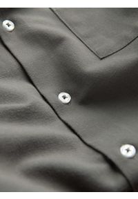 Ombre Clothing - Męska koszula z kieszenią REGULAR FIT - khaki V4. Kolor: brązowy. Materiał: poliester, bawełna. Długość rękawa: długi rękaw. Długość: długie #3