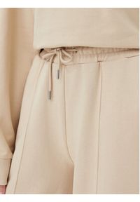Guess Spodnie dresowe V5GB07 KCRP0 Beżowy Regular Fit. Kolor: beżowy. Materiał: bawełna