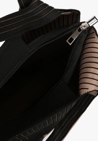 Renee - Czarna Trapezowa Torebka Typu Shopper z Ozdobnym Napisem Salirenia. Kolor: czarny. Wzór: napisy. Styl: biznesowy, elegancki, casual #3