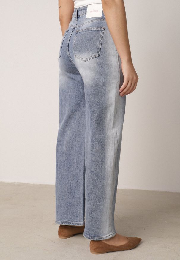 Born2be - Niebieskie Bawełniane Jeansy Balloon z Asymetrycznym Zapięciem i Wysokim Stanem Evile. Okazja: na co dzień. Stan: podwyższony. Kolor: niebieski. Styl: elegancki, casual