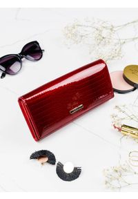 LORENTI - Lakierowany portfel czerwony Lorenti 72401-RS-1220 RED. Kolor: czerwony. Materiał: lakier. Wzór: aplikacja #1