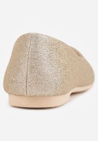 Born2be - Złote Płaskie Balerinki Pokryte Brokatowym Zdobieniem Qarneli. Okazja: na co dzień. Kolor: złoty. Materiał: jeans. Wzór: aplikacja. Styl: elegancki, casual #8