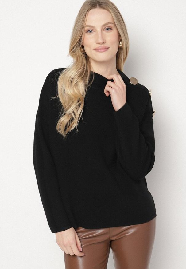 Born2be - Czarny Sweter Ozdobiony Metalicznymi Guzikami Amentia. Typ kołnierza: golf. Kolor: czarny. Materiał: jeans. Wzór: aplikacja. Styl: klasyczny