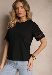 Renee - Czarny Bawełniany T-shirt z Ażurowymi Rękawkami Zolreia. Okazja: na co dzień. Kolor: czarny. Materiał: bawełna. Długość rękawa: krótki rękaw. Wzór: ażurowy. Styl: sportowy, casual #3