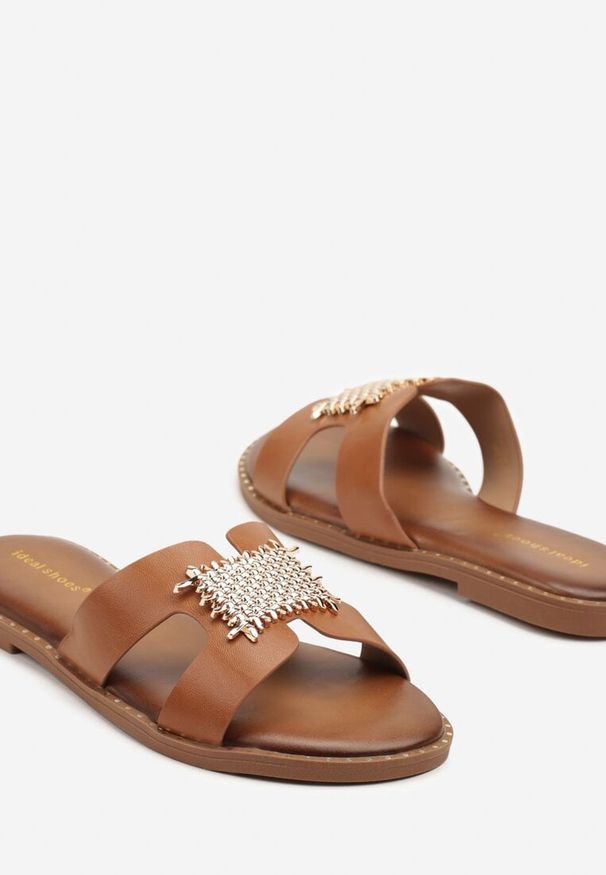 Renee - Jasnobrązowe Klapki z Metalową Aplikacją Aflisella. Kolor: brązowy. Wzór: aplikacja