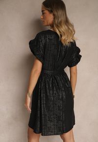 Renee - Czarna Sukienka z Paskiem i Falbankami przy Rękawach Folunelle. Okazja: na co dzień. Typ kołnierza: kołnierz z falbankami. Kolor: czarny. Styl: elegancki, klasyczny, casual #3