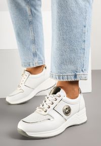 Renee - Białe Sneakersy Ozdobione Metalicznymi Aplikacjami Hellevia. Okazja: na co dzień. Kolor: biały. Materiał: jeans. Wzór: aplikacja