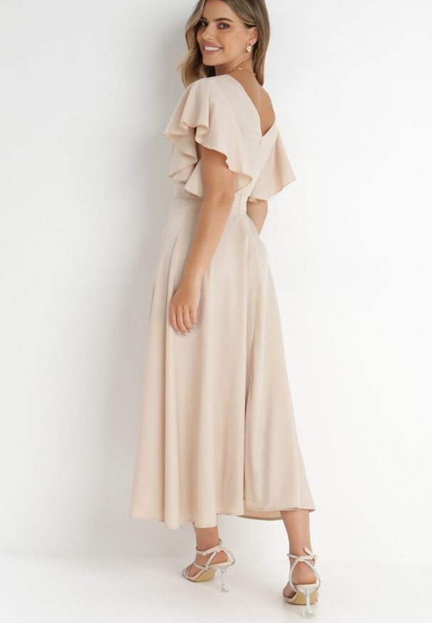 Born2be - Beżowa Rozkloszowana Sukienka Zdobiona Falbanami Emilienne. Okazja: na randkę, na spacer. Kolor: beżowy. Materiał: jeans, tkanina. Wzór: aplikacja, gładki, jednolity. Typ sukienki: rozkloszowane. Styl: wizytowy, klasyczny, elegancki. Długość: maxi