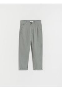 Reserved - Spodnie chino regular fit - ciemnozielony. Kolor: zielony. Materiał: bawełna, tkanina