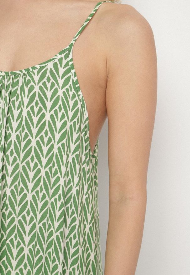 Born2be - Zielona Bawełniana Sukienka Rozkloszowana z Geometrycznym Wzorem Niladora. Okazja: na co dzień. Kolor: zielony. Materiał: bawełna. Długość rękawa: na ramiączkach. Wzór: geometria. Sezon: lato. Styl: casual