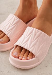 Born2be - Różowe Klapki na Grubej Podeszwie z Tłoczoną Cholewką Farnan. Okazja: na co dzień, na spacer. Kolor: różowy. Materiał: dzianina, dresówka. Wzór: paski. Sezon: lato. Styl: casual, elegancki #3