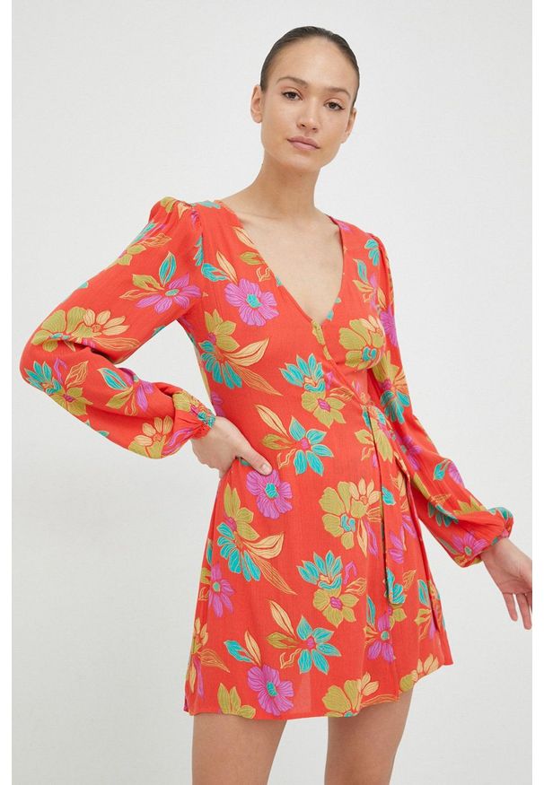 Billabong sukienka kolor czerwony mini prosta. Okazja: na co dzień. Kolor: czerwony. Materiał: tkanina. Typ sukienki: proste. Styl: casual. Długość: mini