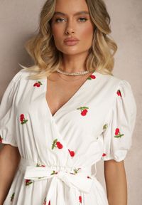 Renee - Biała Sukienka z Bawełny w Wisienki z Gumką w Talii Axona. Okazja: na spacer. Typ kołnierza: dekolt w serek. Kolor: biały. Materiał: bawełna. Długość rękawa: krótki rękaw. Sezon: lato #5