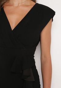 Born2be - Czarna Sukienka o Kopertowym Kroju z Falbankami i Trójkątnym Dekoltem Tanilla. Okazja: do pracy, na randkę. Typ kołnierza: kołnierz z falbankami. Kolor: czarny. Typ sukienki: kopertowe. Styl: elegancki #5