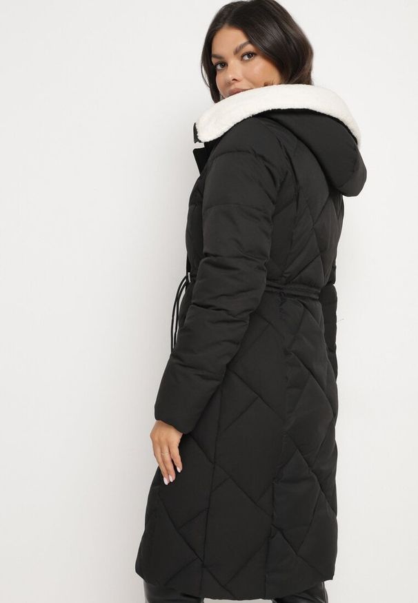 Born2be - Czarna Pikowana Kurtka z Kapturem i Ozdobnym Kołnierzem Ściągana w Pasie Ellarisa. Typ kołnierza: kaptur. Kolor: czarny. Materiał: wełna, jeans. Styl: elegancki