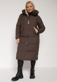 Born2be - Brązowa Długa Kurtka Pikowana z Kapturem i Bocznymi Suwakami Mevoressa. Okazja: na spacer, na co dzień. Typ kołnierza: kaptur. Kolekcja: plus size. Kolor: brązowy. Materiał: dzianina, jeans, poliester. Długość: długie. Styl: casual #1