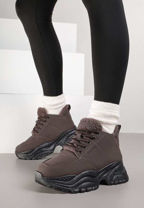 Born2be - Brązowe Traperki Sneakersy Vices na Grubej Tłoczonej Platformie Typu Traperki Narrise. Okazja: na co dzień. Kolor: brązowy. Materiał: jeans. Obcas: na platformie. Styl: casual
