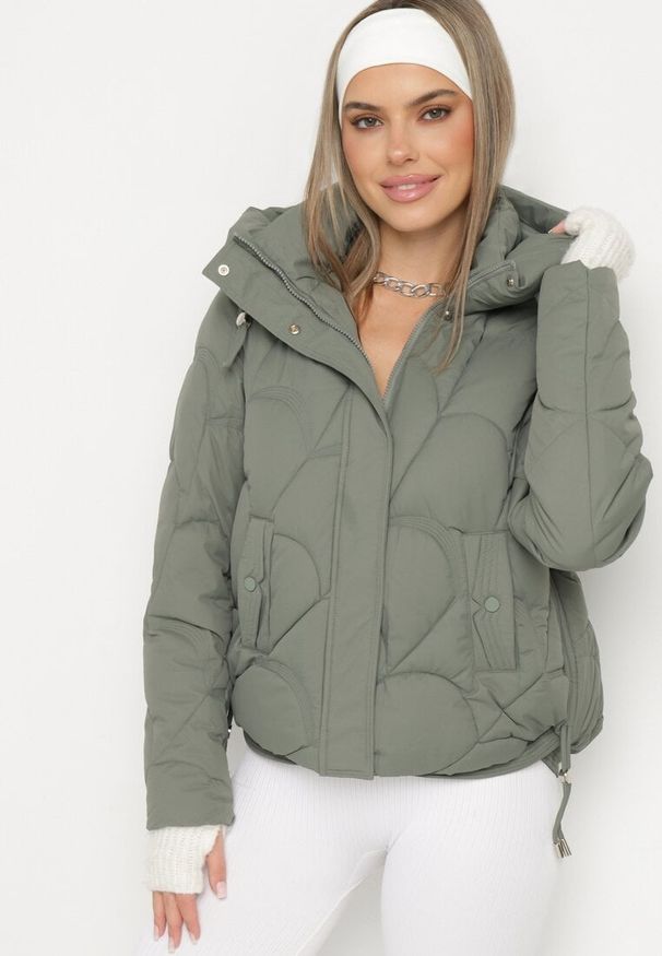 Born2be - Ciemnozielona Pikowana Kurtka o Pudełkowym Kroju z Kapturem i Ściągaczami Selizola. Okazja: na spacer. Typ kołnierza: kaptur. Kolor: zielony. Materiał: skóra, jeans. Styl: sportowy